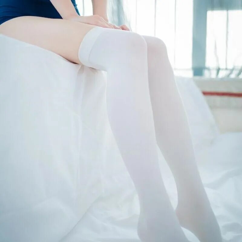 White legs. Девушки в белых гольфах. Ноги девушек в гольфах. Ноги в белых гольфах. Девушки в милых гольфах.