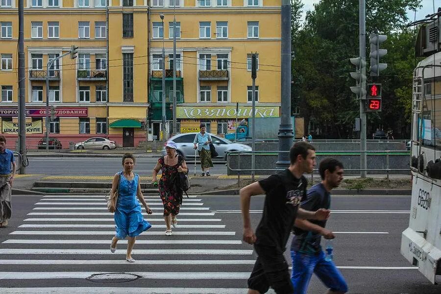 Переходить дорогу. Свернул через дорогу. Свернул через дорогу. Пешеходный переход для детей. Человек переходящий дорогу.