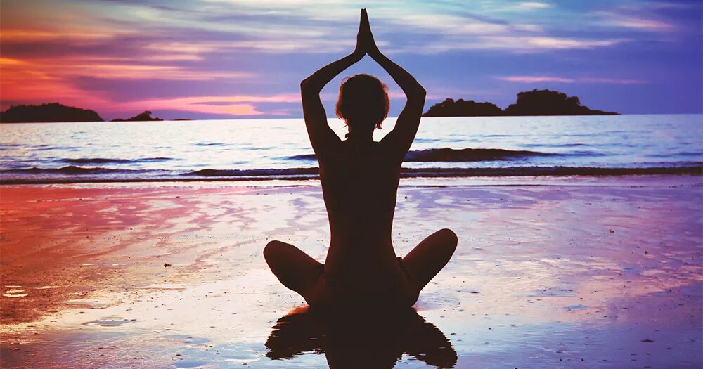 музыкальная йога. Listening to music yoga. медитация на море. йога и музыка картинки. музыка для йоги.