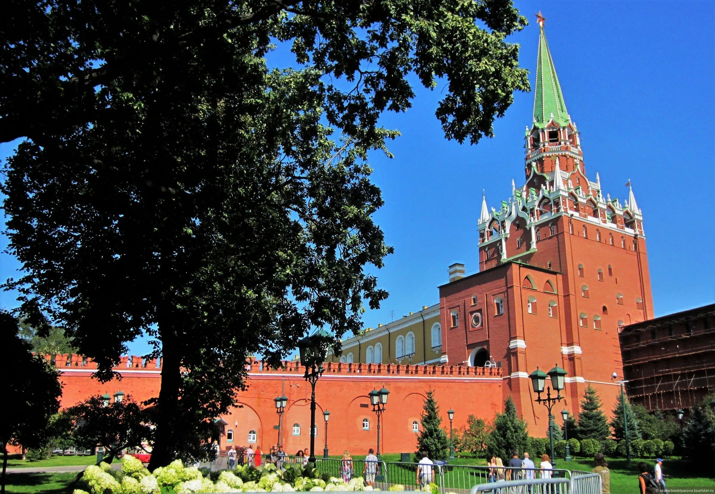 Троицкая башня Московского Кремля. Башня Кремля Александровский сад. Московский Кремль Александровский сад. Москва Александровский сад Александровский сад. Какая 1 башня кремля