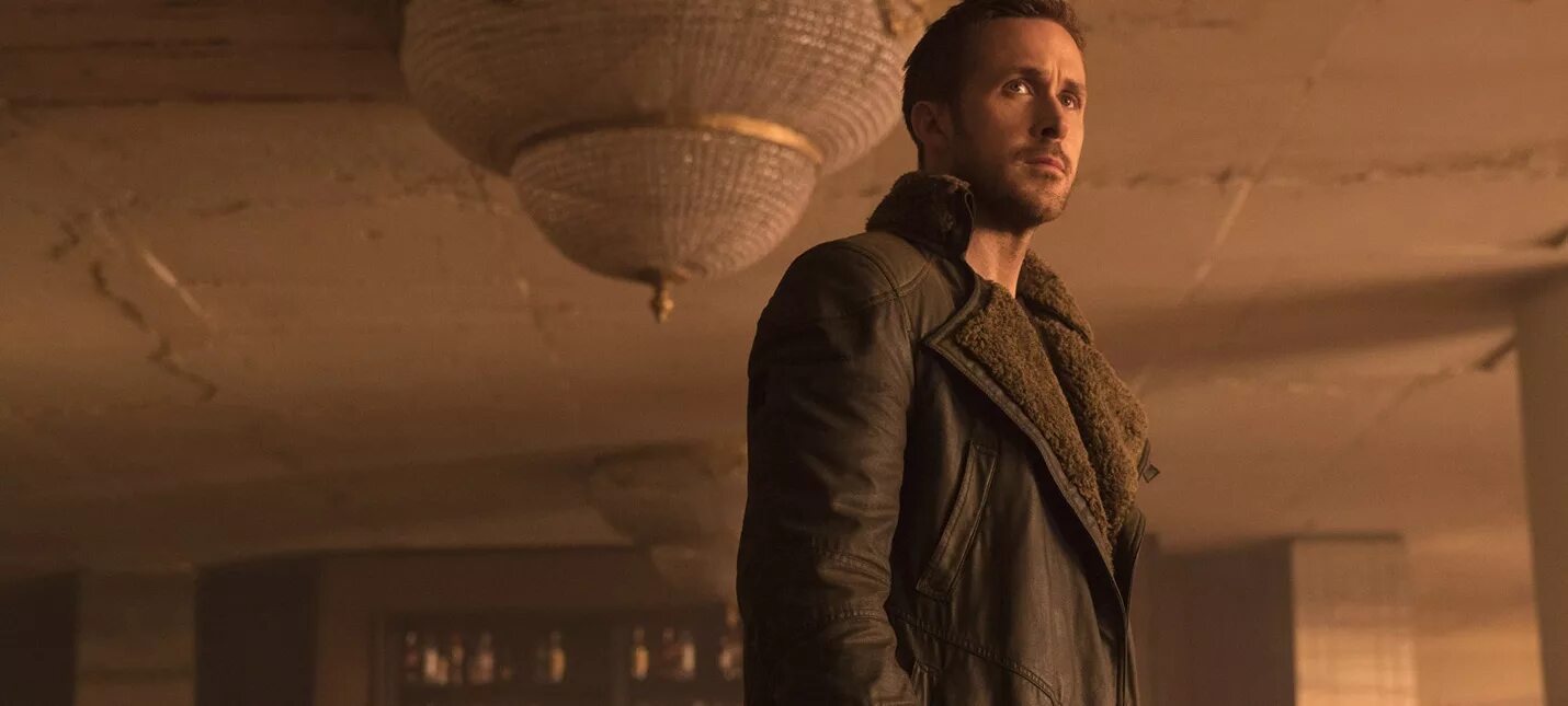 Бегущий по лезвию 2. Райан гослинг 2049. райан гослинг blade runner. гослинг бегущий по лезвию 2049. райан гослинг бегущий по лезвию 2049 фиолетовый.