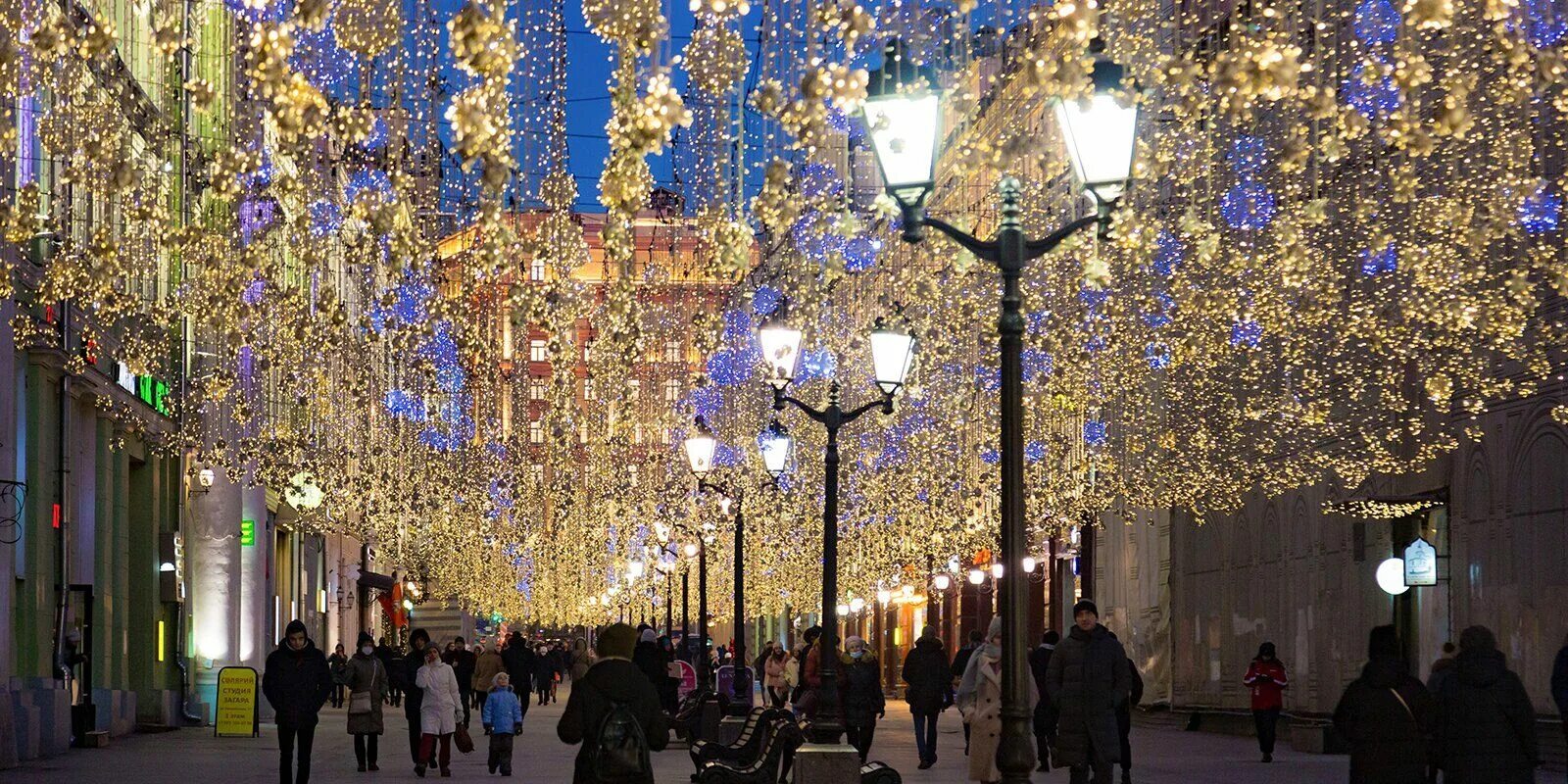 Москва где украсили. Столешников переулок иллюминация. Никольская улица звездное небо. Никольская улица световые инсталляции. Инсталляция к новому году.