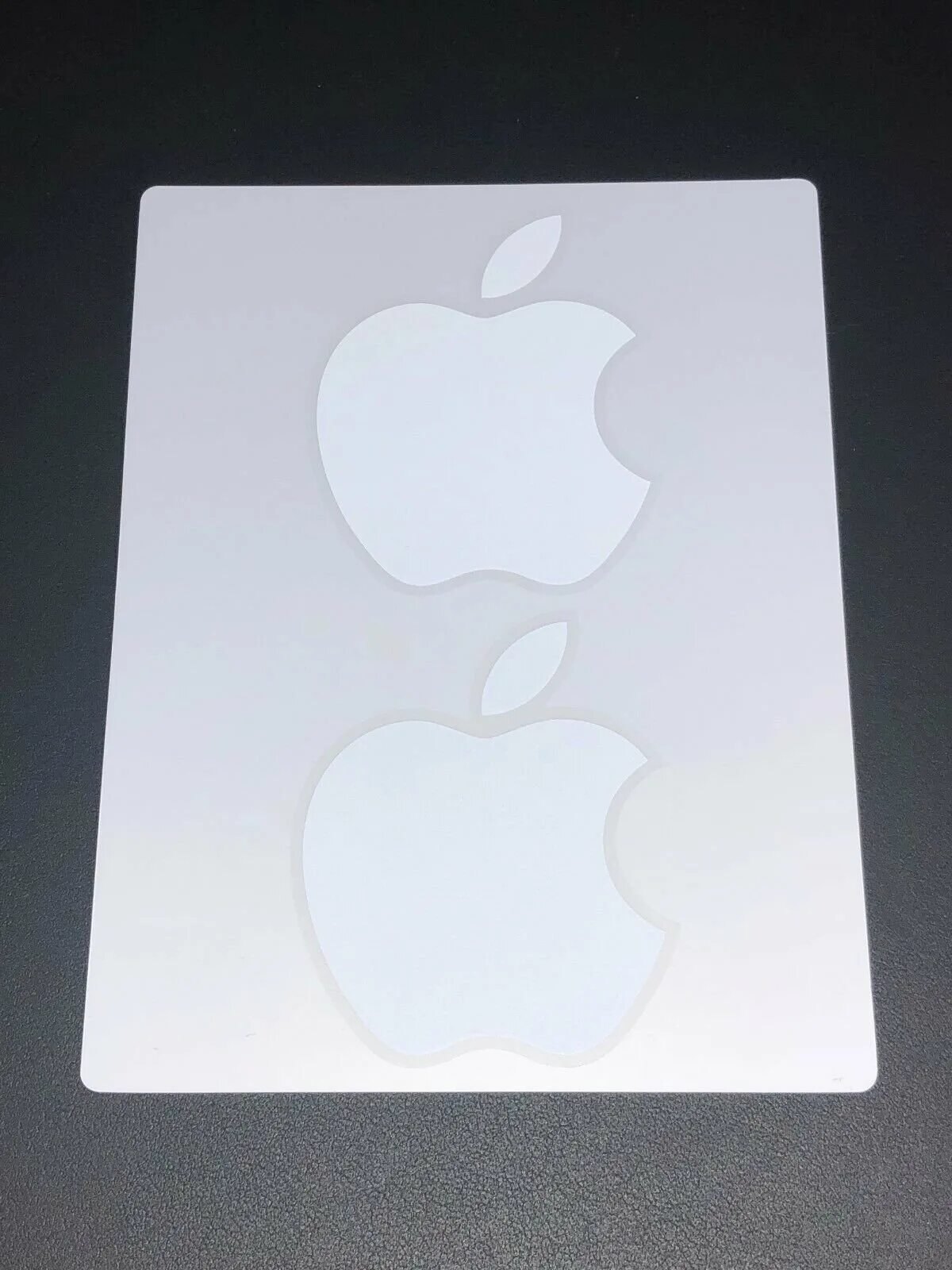 Наклейка логотип apple. Наклейки от айфона. Этикетка айфон. Наклейка apple. Лого айпад аппле.