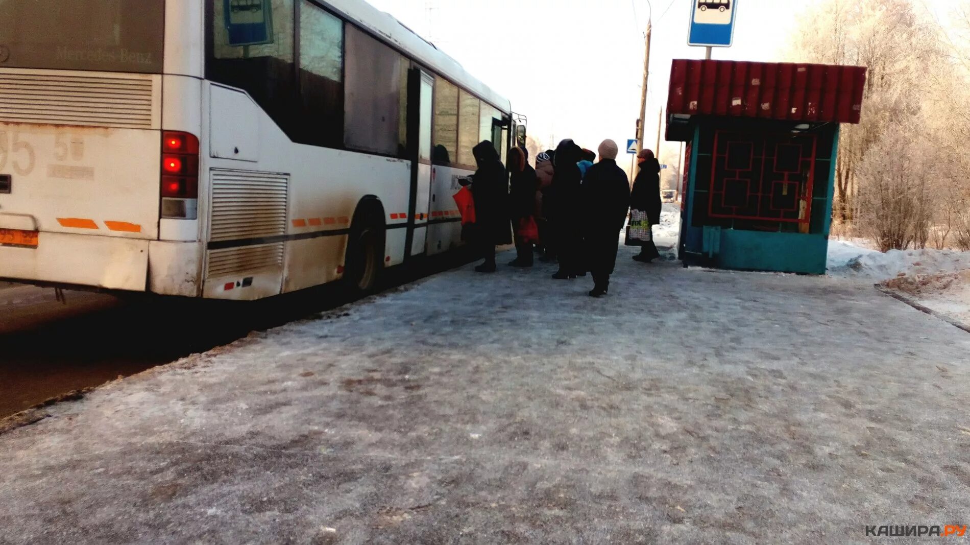 Автобусы кашира москва сегодня. Автобус 381 Москва Кашира. Автовокзал Кашира. Автобус Кашира на метро Домодедово.