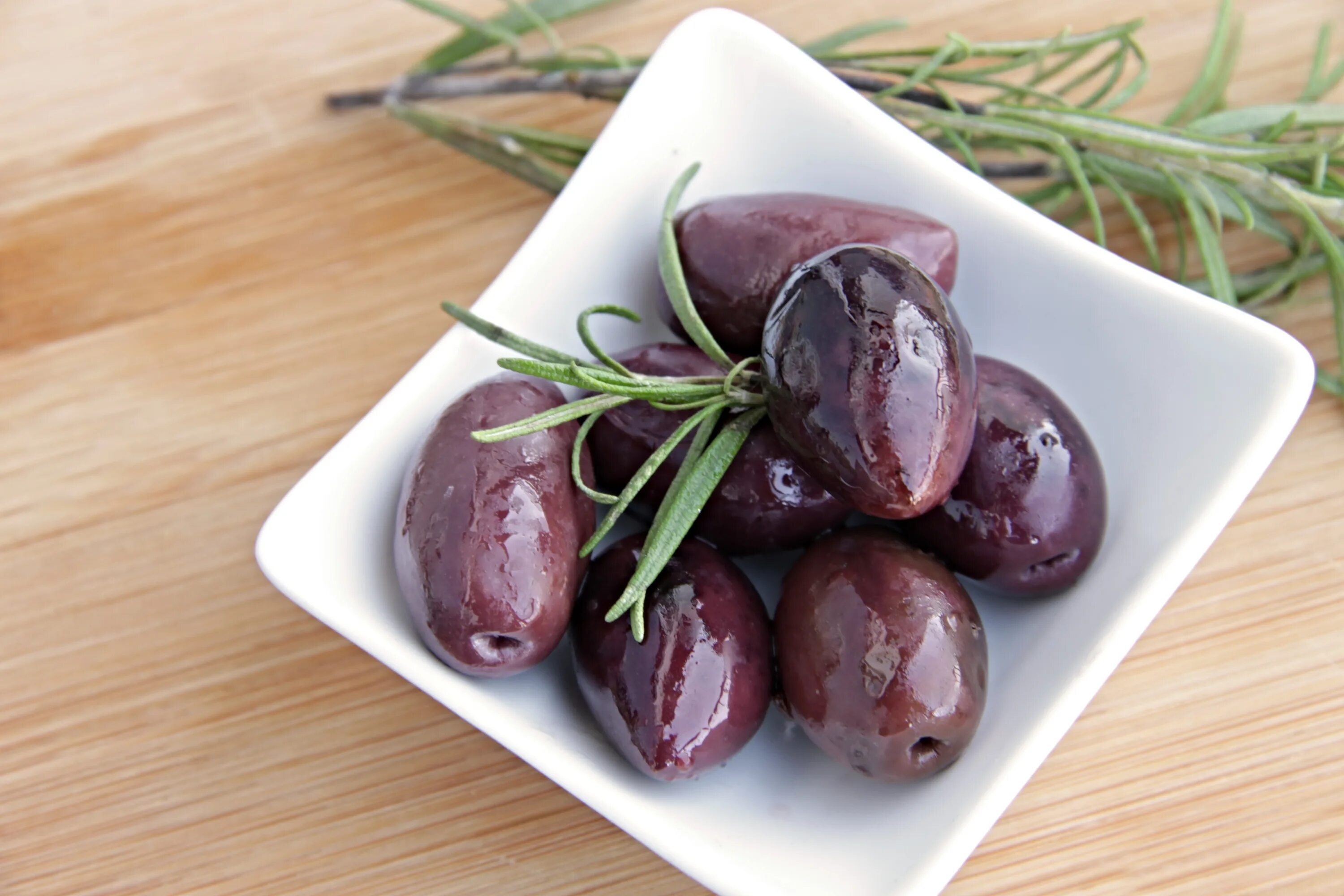 Маслины польза и вред для организма консервированные. Kalamata Olives. Black Kalamata Olive ,. Оливки и маслины. Маслины Каламата.