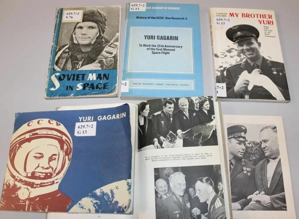 Гагарин выставка книг. Книги о гагарине. книжная выставка гагарин. выставка о гагарине.