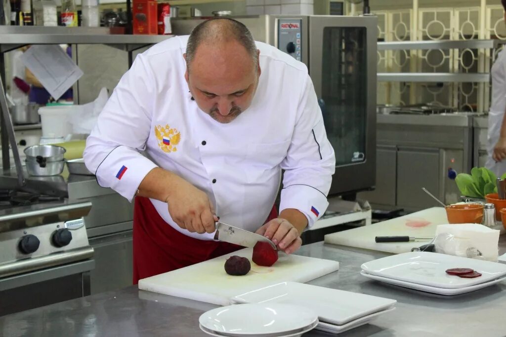 Помощник повара на неполный рабочий день. Работа в хабаровске повар свежие. Внешний вид повара школьной столовой. Объявление о работе повар. Шеф повар алишер халилов.