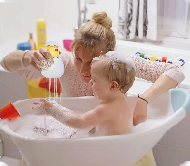 Child bath. Мама купает ребенка. Купание малыша. Мытье ребенка. Ванна для купания ребенка.