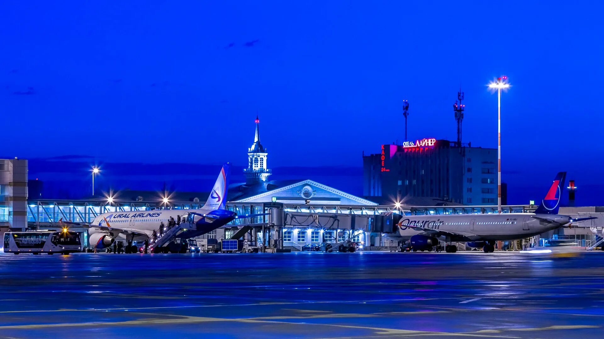 Аэропорт кольцово уральские авиалинии. Нахичевань аэропорт. Свердловск аэропорт кольцово. Аэропорт кольцово екатеринбург уральские авиалинии. Самолеты москва кольцово.