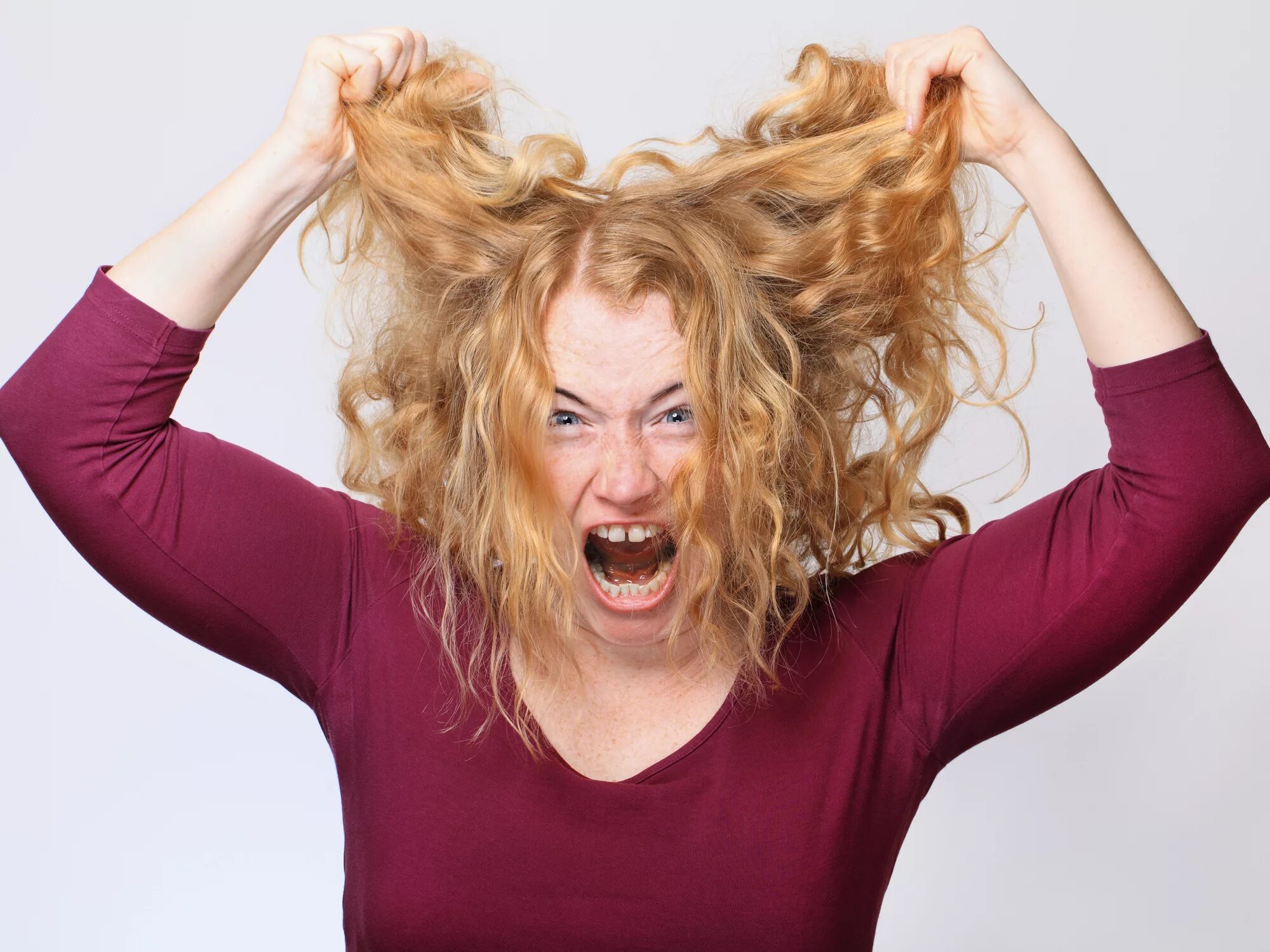 фрай паникует. девушка орет. женщина рвет волосы на голове. рвать на себе волосы. рвать на себе волосы.