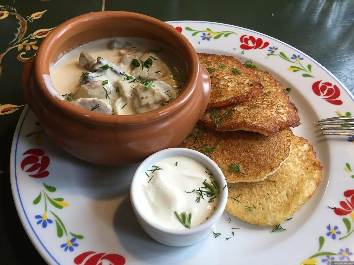 Белорусская мачанка. Мочанка белорусская с блинами. Мочанка белорусская. Мачанка в белоруссии. Национальная белорусская кухня мочанка.