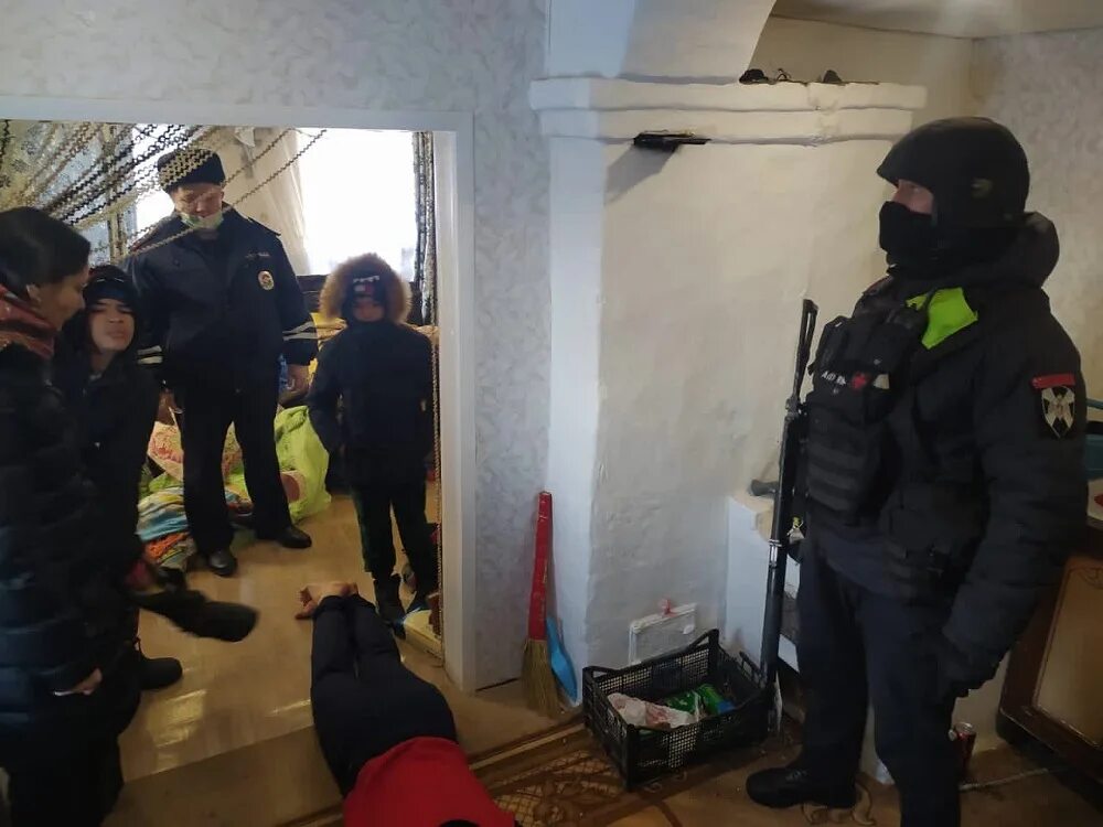 сотрудниками полиции раскрыта кража. сотрудниками полиции раскрыта кража. сотрудниками полиции раскрыта кража. мошенник в наручниках. задержали за кражу в федеральном розыске.