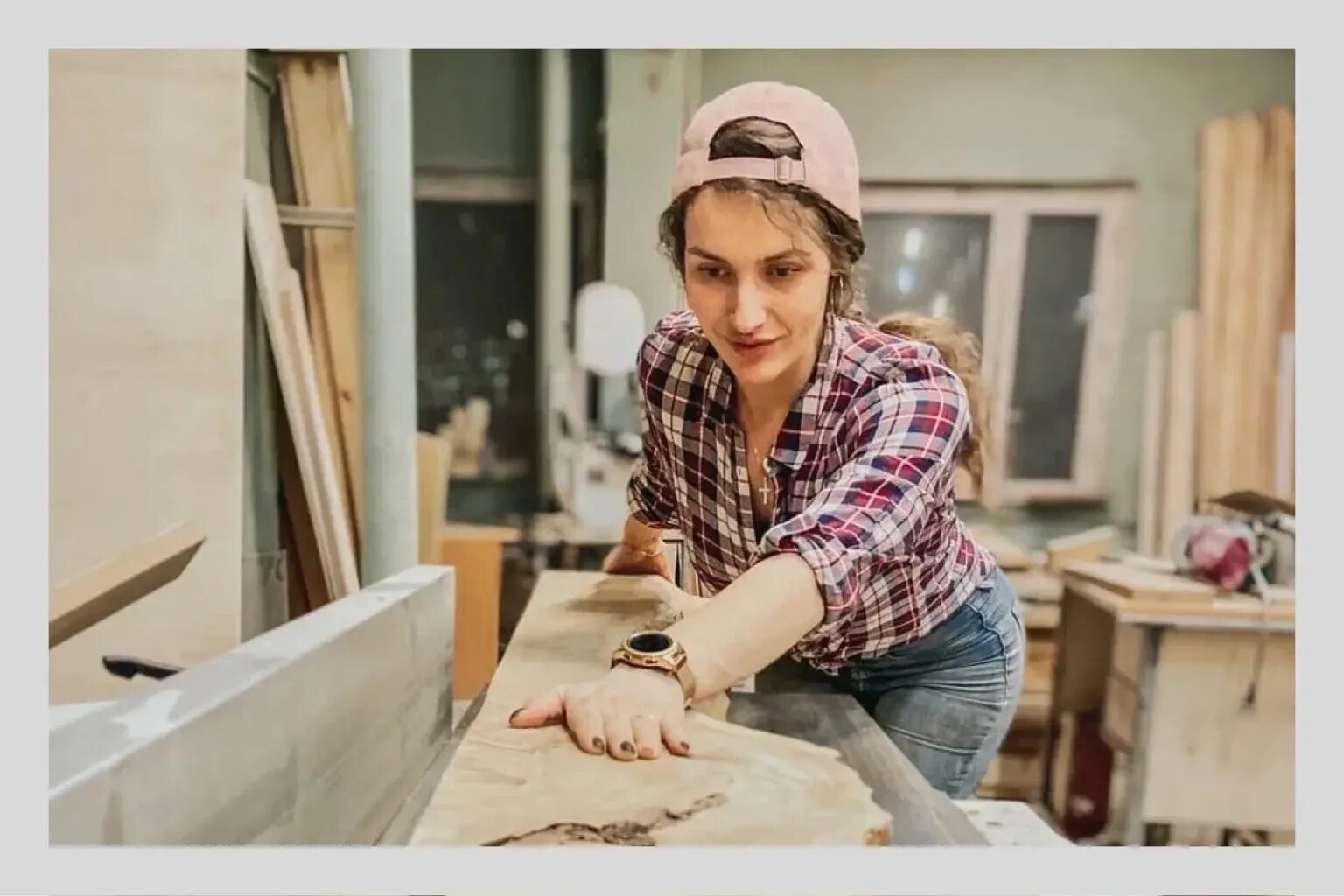 Гала кононенко инстаграм. Нижегородский плотник. Столярный цех. Галина кононенко, столяр. Столяр в мастерской.