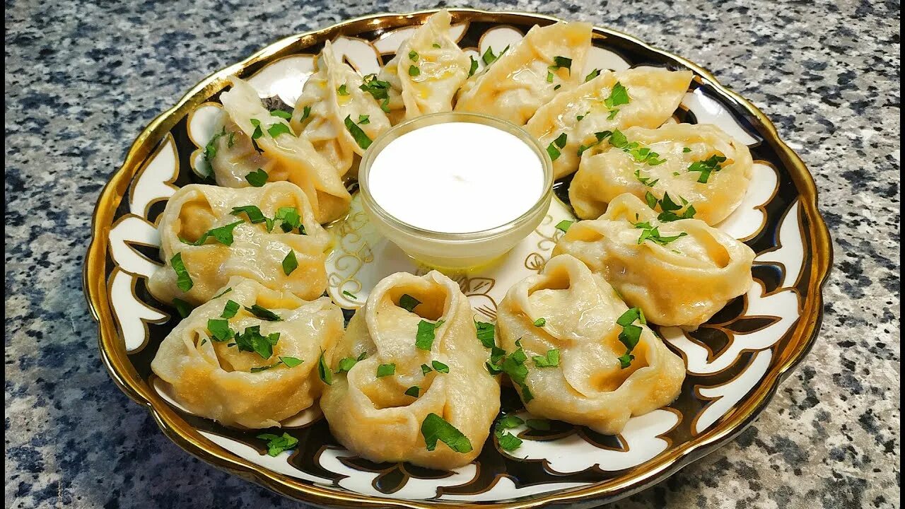 Манты с мясом тыквой и картошкой. Манты с тыквой по-узбекски. тыквенные манты. тыква для мантов. манты с тыквой и мясом.