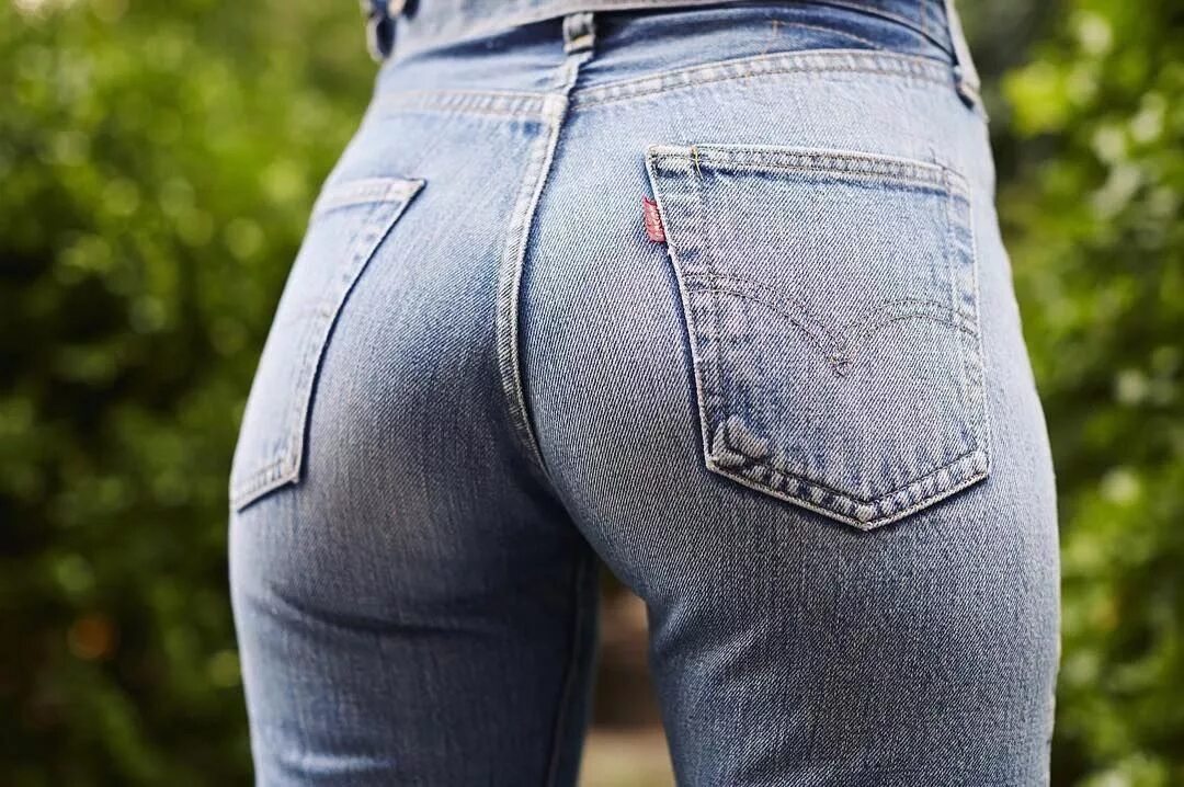 Красивые девушки в джинсах сзади. Красивая попа в джинсах. Девушки задом крупным планом. Попы в купальниках. Попа в шортах.