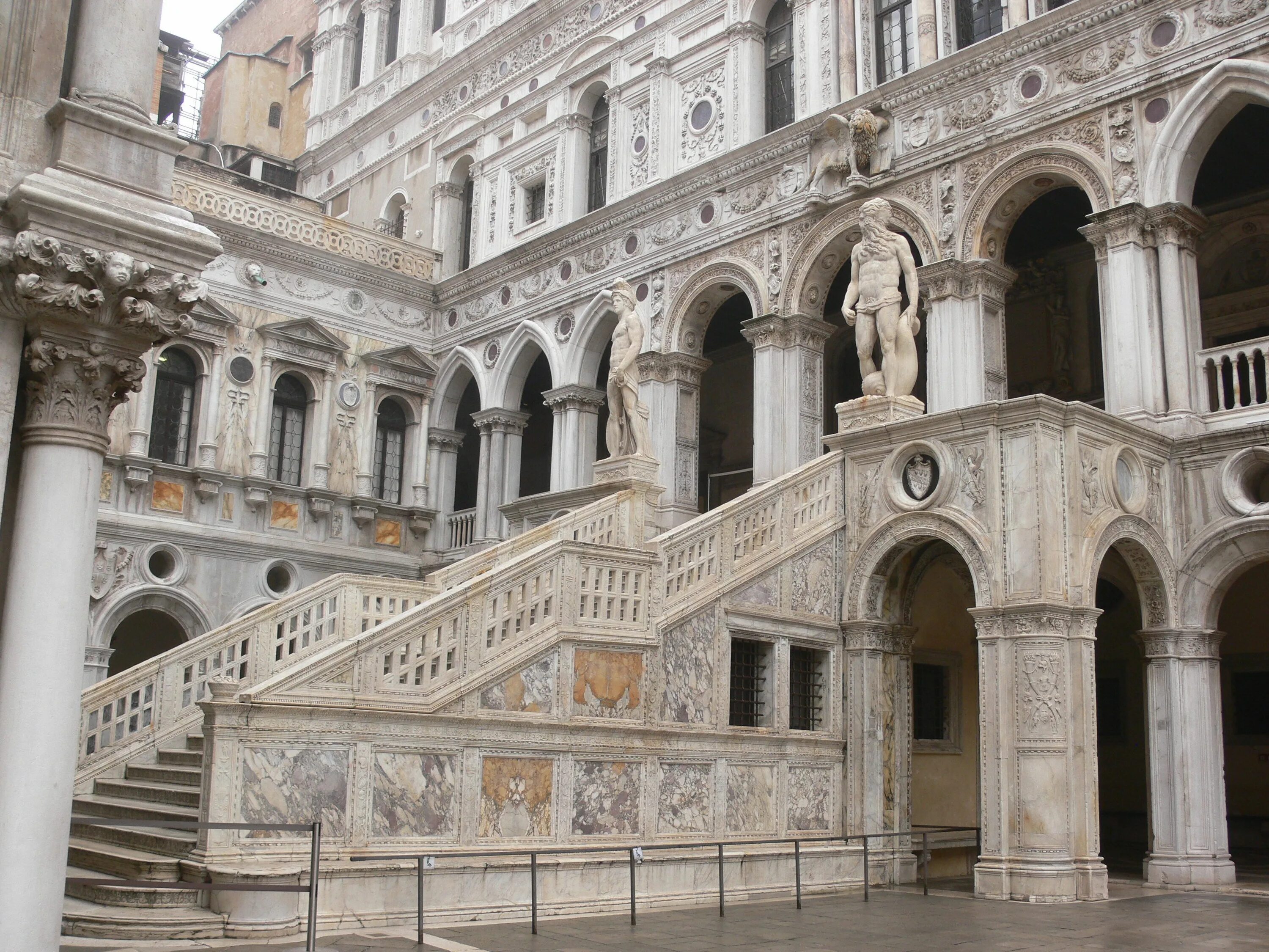 Дворец дожей в Венеции лестница гигантов. Дворец дожей в Венеции стиль. Палаццо Италия Ренессанс. Палаццо в Италии эпохи Возрождения. Возрождение рима