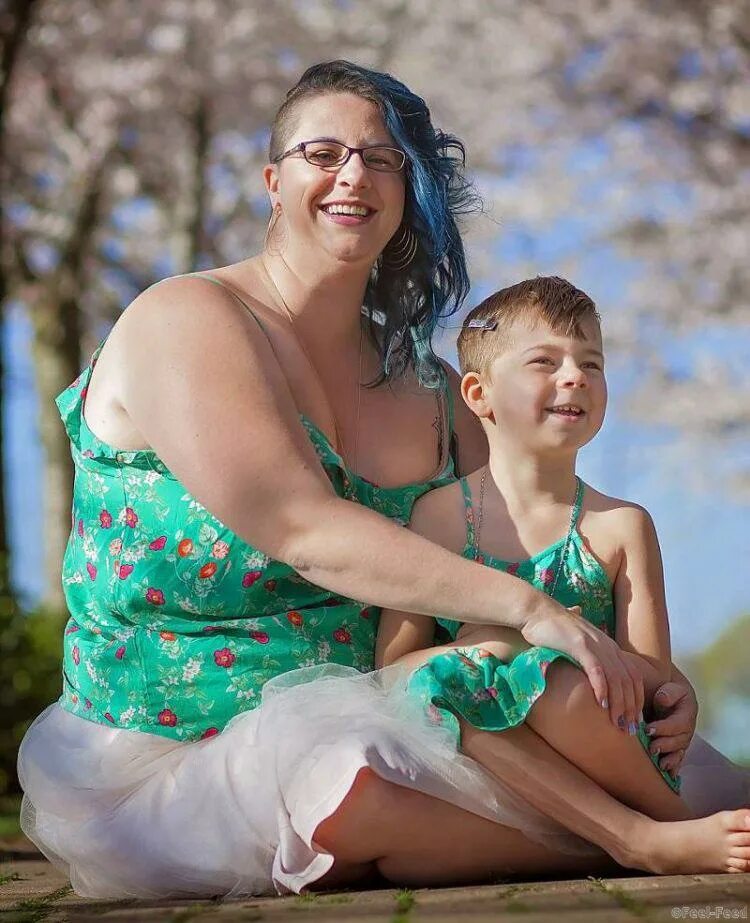 Стать девочкой. Мальчик в платье с мамой. Стать девочкой. Мальчик хочет стать девочкой. Самые молодые родители в мире 8 и 9 лет.