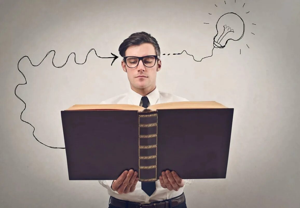 Человек с короной на голове. Человек карьерный рост. Саморазвитие. Стремление к лидерству. Карьерная лестница.