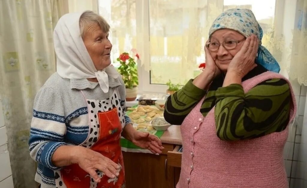 Бабки на скамейке в деревне. Деревенская старушка в платочке. Сельская бабушка. Деревенские люди. Деревенская бабушка.