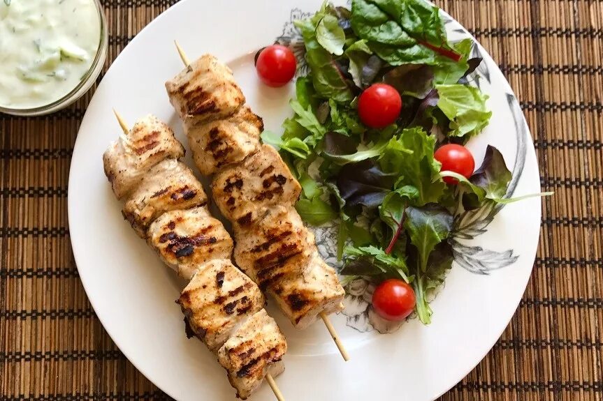 Можно ли шашлык при похудении. Шашлык куриный. гарнир к шашлыку. соус для шашлыка. куриные шашлычки на шпажках.
