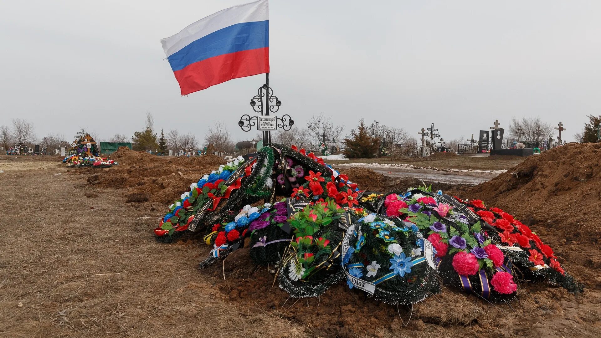 Аллея славы Хабаровск на кладбище. Аллея героев Хабаровск кладбище. Аллея героев Волжский кладбище. Ставропольский край Михайловск могилы десантников.