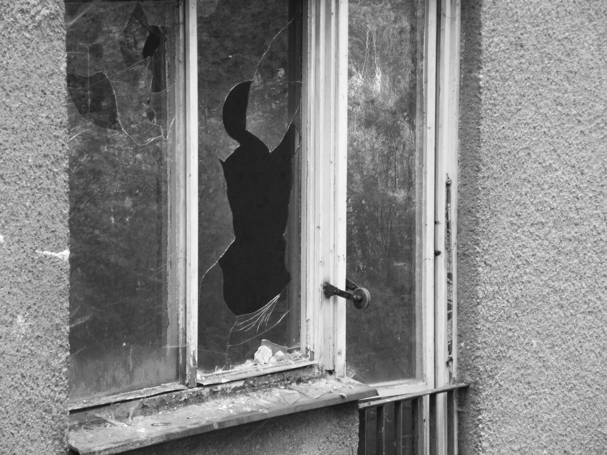 Разбитое стекло в окне. The window glass is broken still. Треснутое окно. Старые стеклянные окна. Треснутое окно.