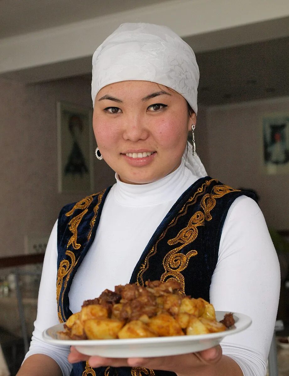 Киргизы блюда. Киргизы кухня. Кыргызские национальные блюда. Традиционные блюда Киргизии. Национальная кухня киргизов.