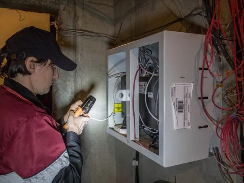 Провода в подъезде. Оборудование провайдеров в подъезде. Оборудование для интернет провайдера. Шкаф для интернета. Монтажник провайдера.