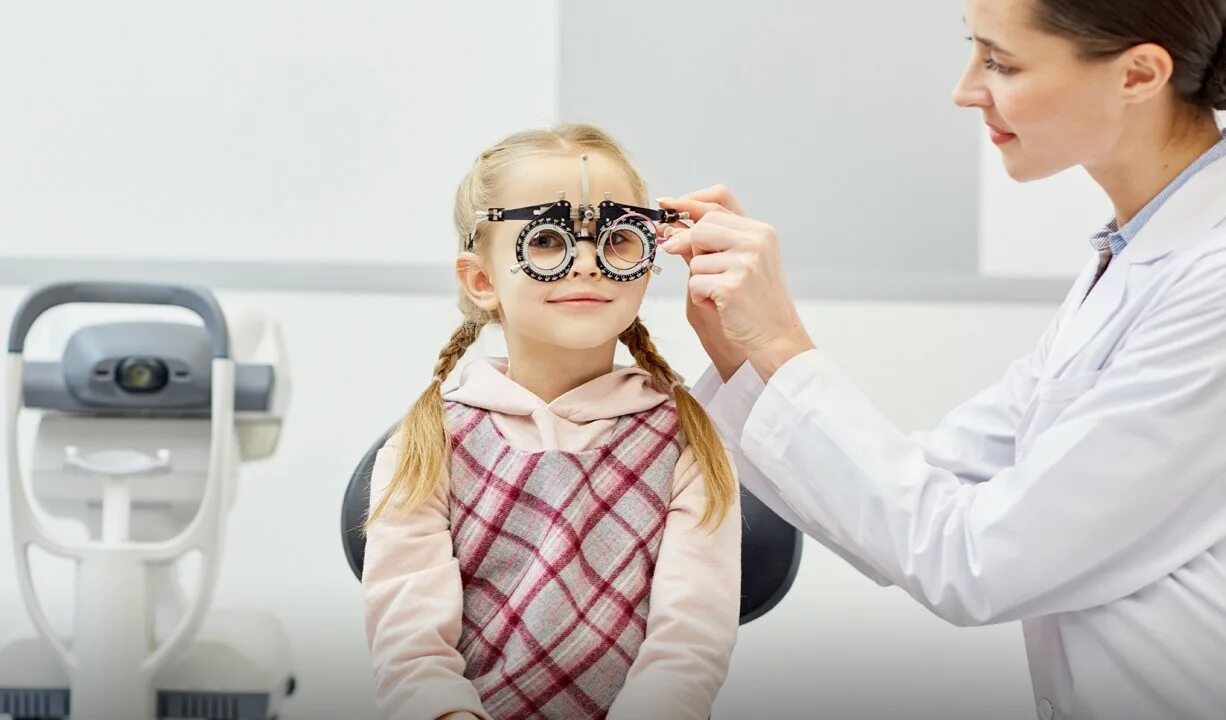 Ребенок у окулиста. Детская офтальмология. Миопия это в офтальмологии. Врач офтальмолог детский.
