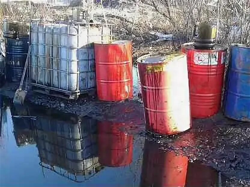 Как утилизировать мазут. Бочки с мазутом. бочки с разлитой нефтью. утилизация мазута. мазутное озеро.