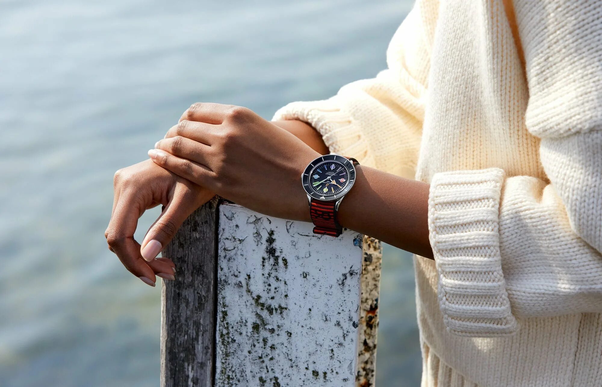 Красивые девушки с часами. Breitling Superocean Heritage 57. Breitling - Superocean 57. Часы на руке. Часы на руку женские.