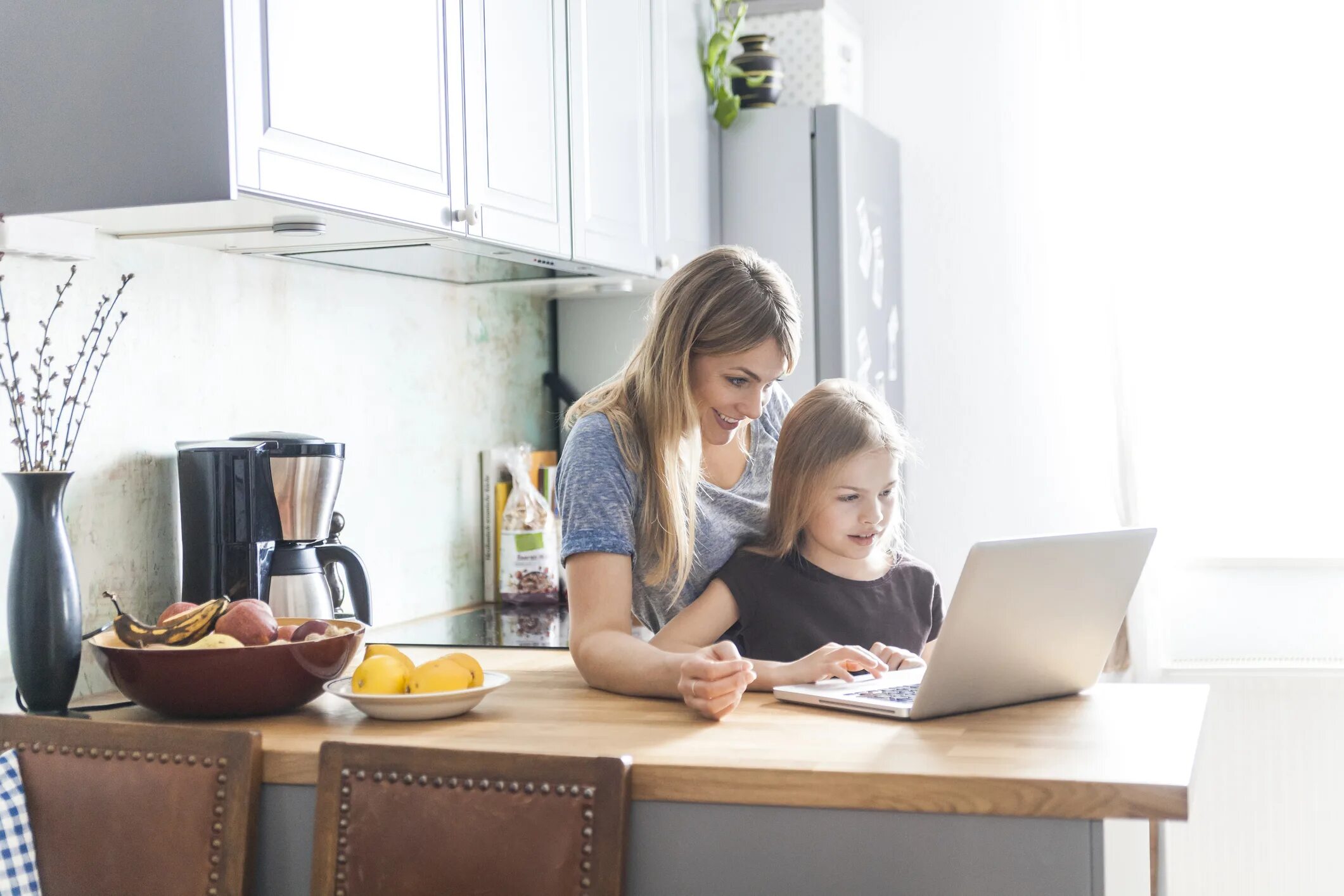 Маму на кухонном столе. Ноутбук на кухне. Семья на кухне. Мама и дочь у ноутбука. Мама с дочкой с ноутбуком.