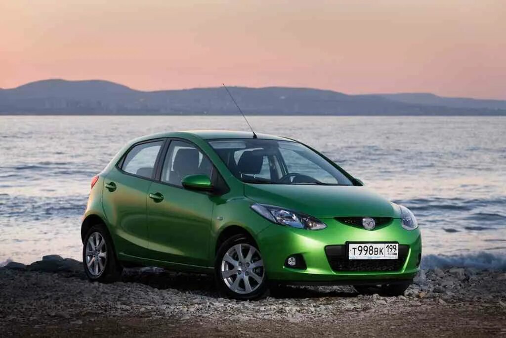 Мазда 2 автомат. Машина мазда 2. мазда 2 2008. mazda 2 2025. мазда 2 дверная.