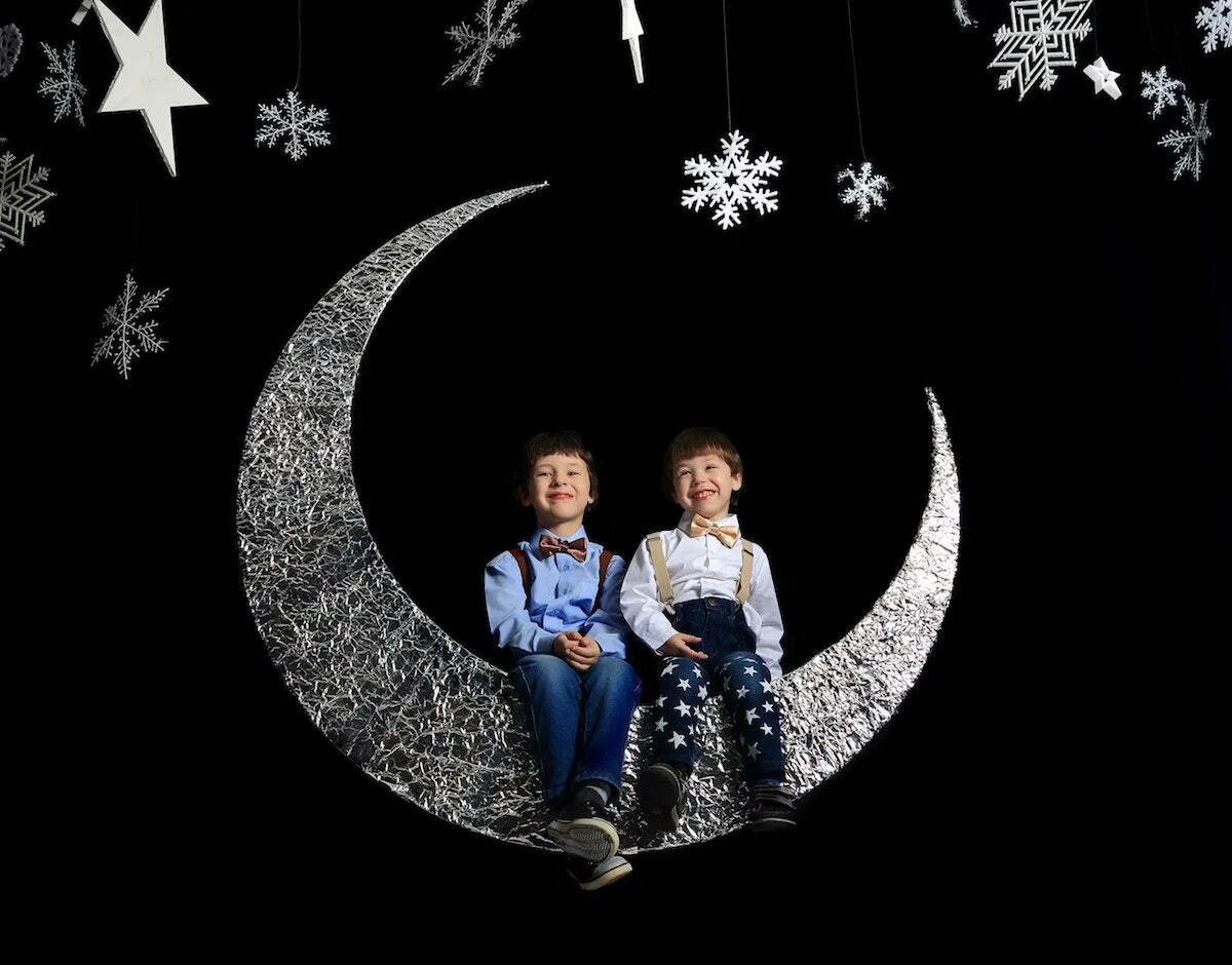 Новогодняя фотосессия на черном фоне. Star and Crescent 3d. Crescent and boy. Good Night 2 boys.