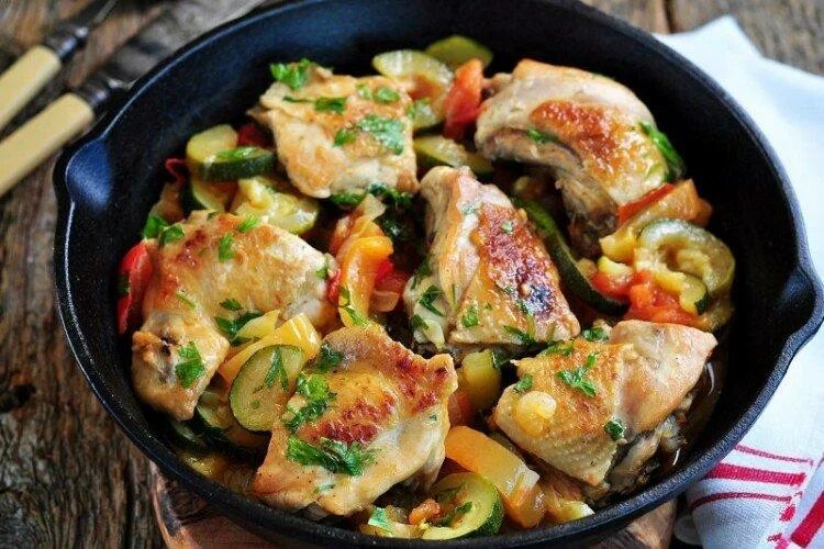 Рецепт вкусных бедер куриных на сковороде. Тушеная курица с кабачками. Курица с кабачками на сковороде. Куриные бедра с кабачками. Жареная курица с кабачками.
