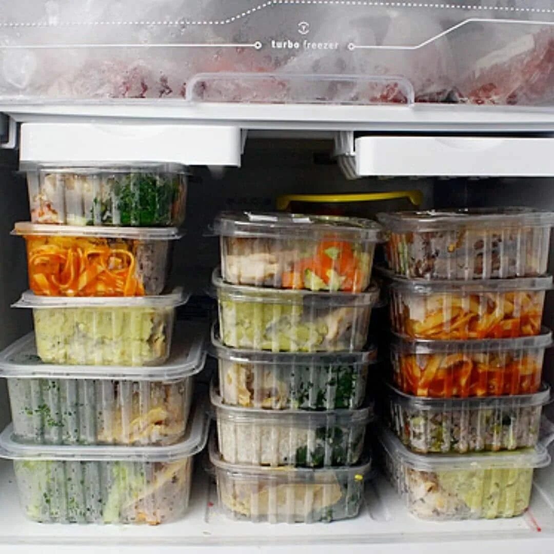 Перед заморозкой нужно. Контейнер для заморозки овощей. Заморозка продуктов в морозильной камере. Контейнеры для морозилки. Контейнер для хранения замороженных продуктов.