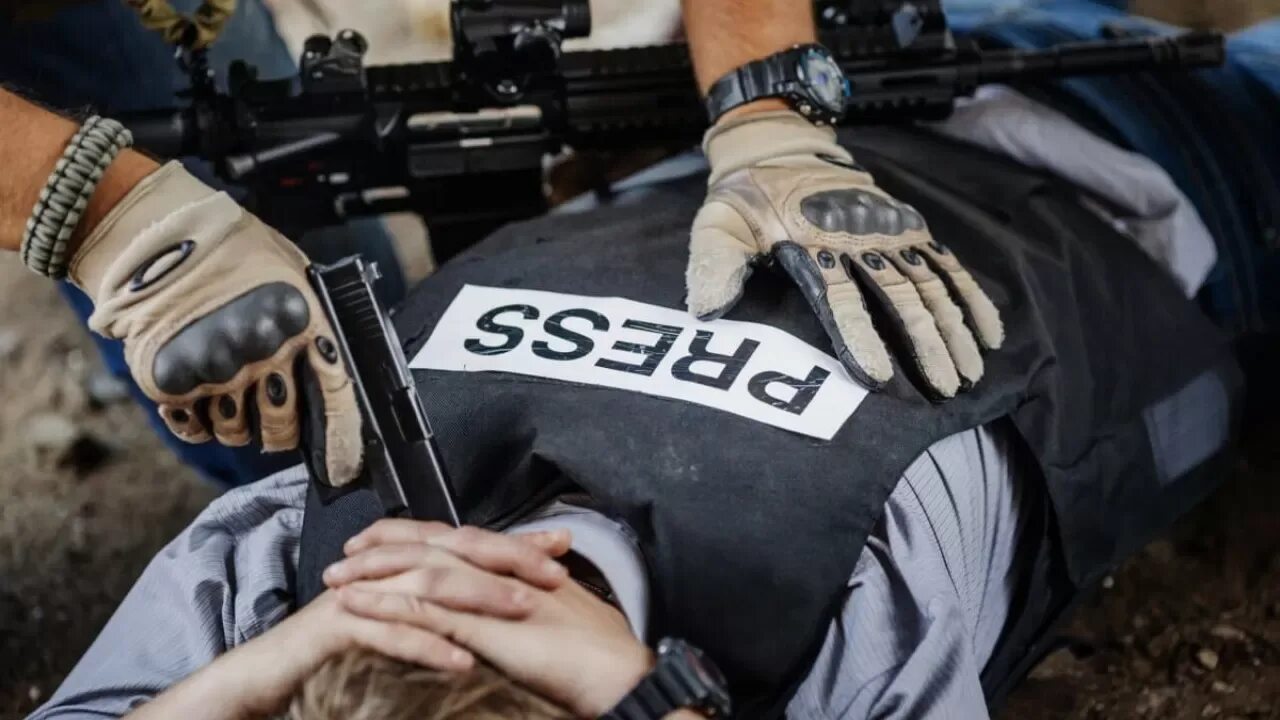 Колобок, избивший журналиста в прямом эфире. Нападение на корреспондента. Журналистов 7. Нападение на корреспондента. Нападение на корреспондента.