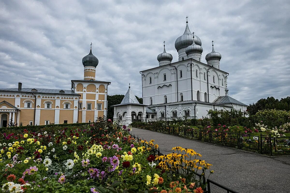 Варлаамо хутынский монастырь сайт. Варлаамо-Хутынский Спасо-Преображенский монастырь. Варлаамо-Хутынский монастырь Великий Новгород. Хутынь Варлаамо-Хутынский Спасо-Преображенский женский монастырь. Женский монастырь в Великом Новгороде Хутынский.