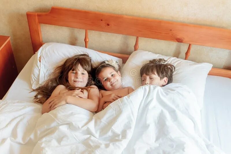 Маленькая в постели. Кровать для мальчика. Мальчик с девочкой в постельке.