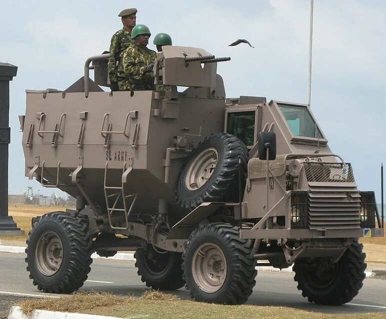 Бтр ратель юар. Впк юар. Африканские техники. Бтр юар. Mbombe 6x6.