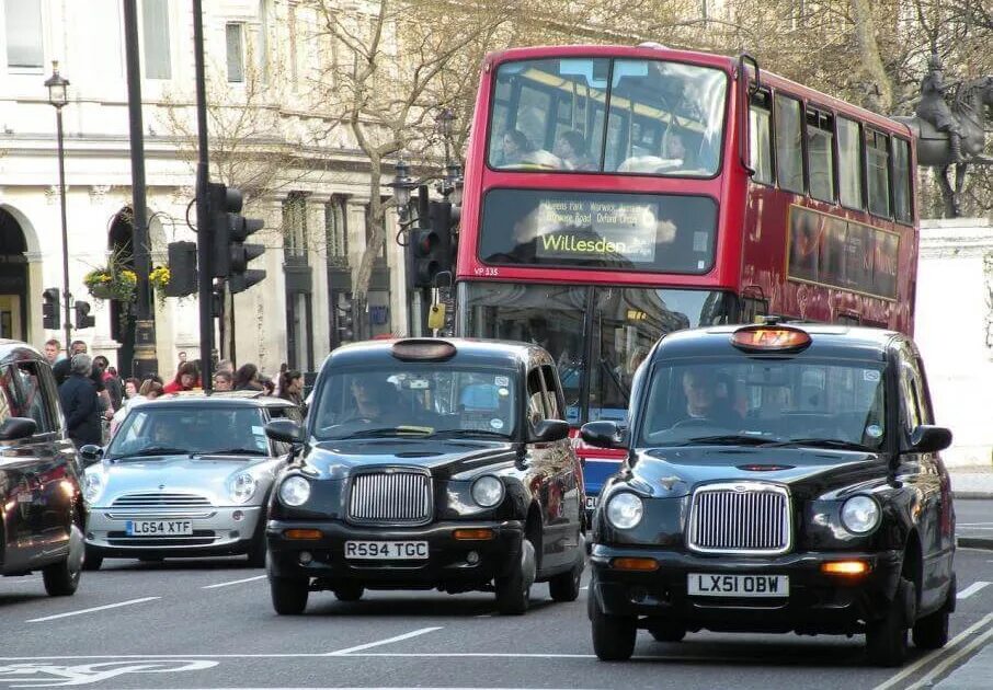 Англия какие машины. Машины в Англии. Лондон машины. Лондонское такси. Автомобильное движение в Англии.