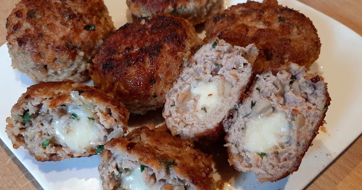 Котлеты из фарша со свинины. Котлеты мясные с моцареллой. котлеты из фарша с грибами. вкусненького из свиного фарша. мини котлетки с моцареллой.