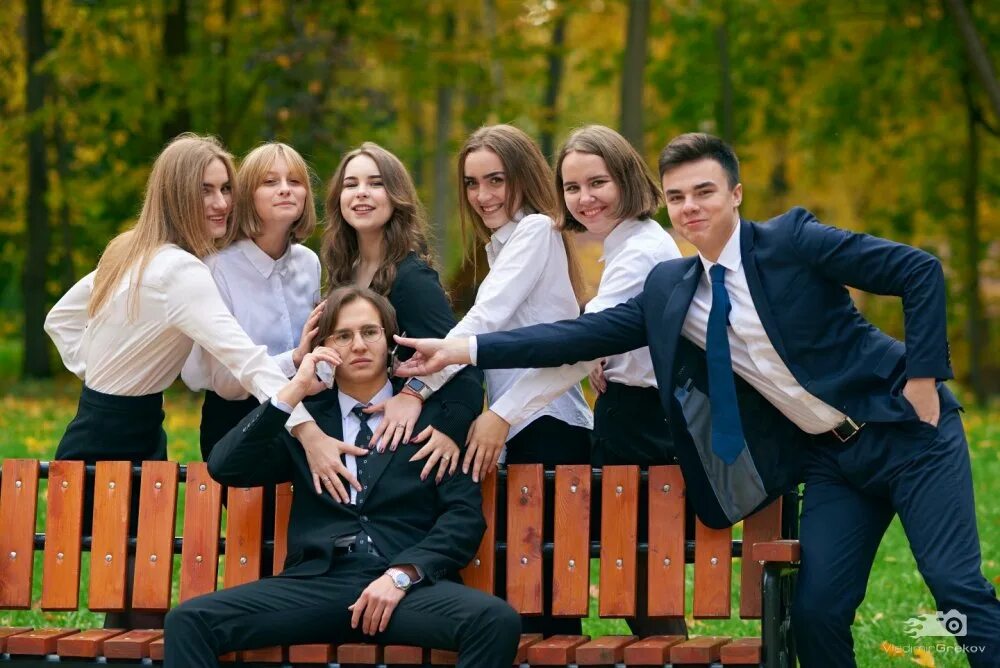 Фотосессия выпускников на природе. Групповые портреты школьников. Школьная фотосессия на природе. Фотозона для учеников. Школьная фотосессия на улице.