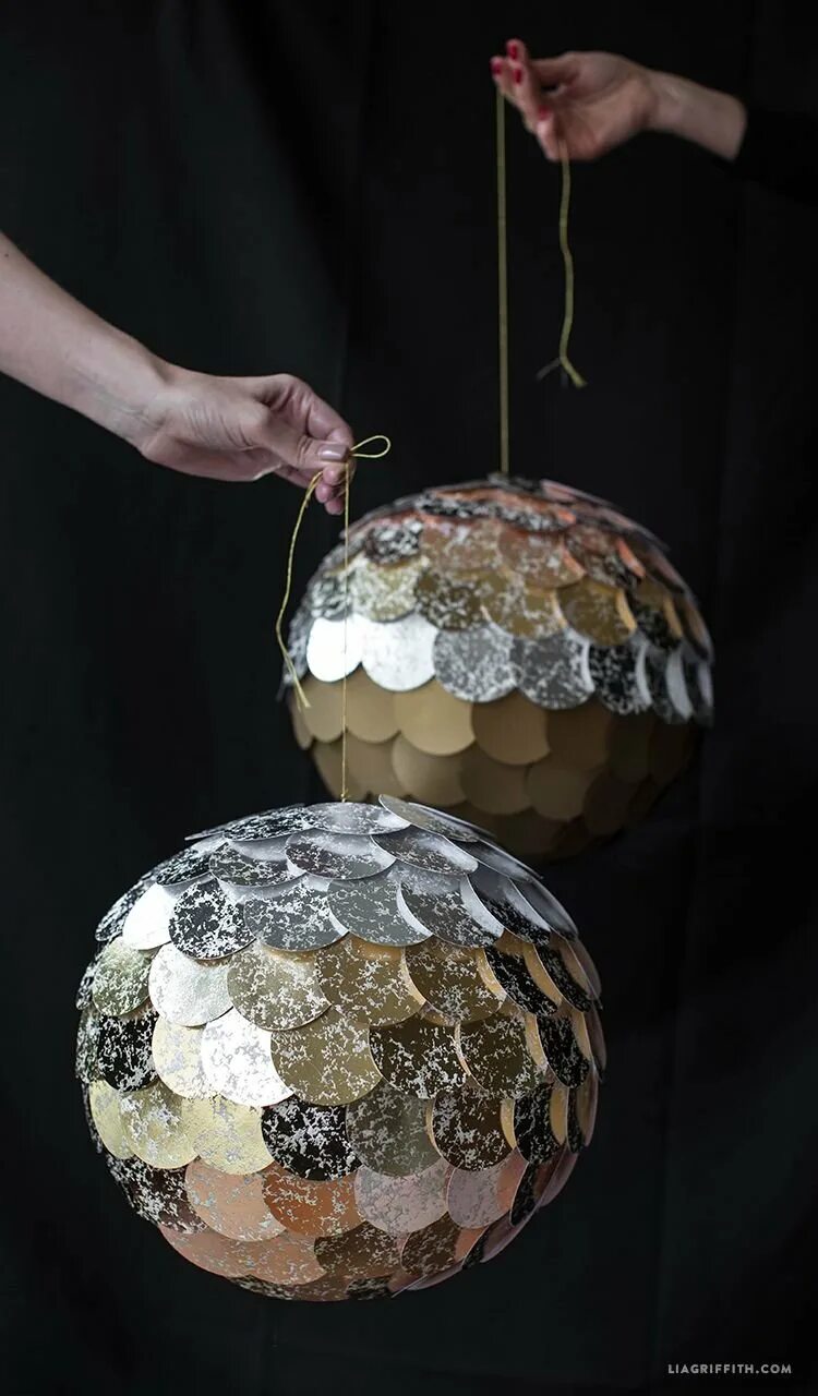 Шар своими руками домашних. Поделка шар. Большие елочные шары своими руками. Необычные новогодние шары. Новогодний шар из подручных материалов.