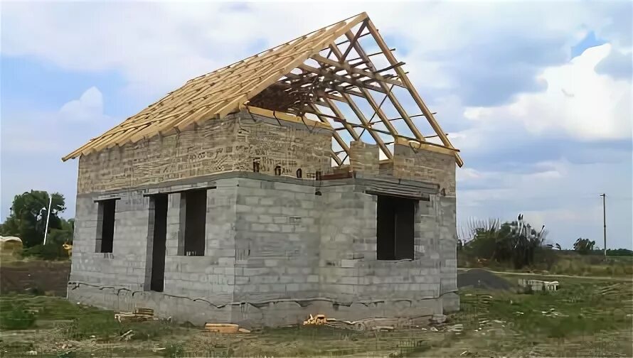 Дома давит крыша. Второй этаж из шлакоблока. крыша на дом из шлакоблоков. дом из шлакоблока с мансардой на втором этаже. фронтоны из ракушняка.