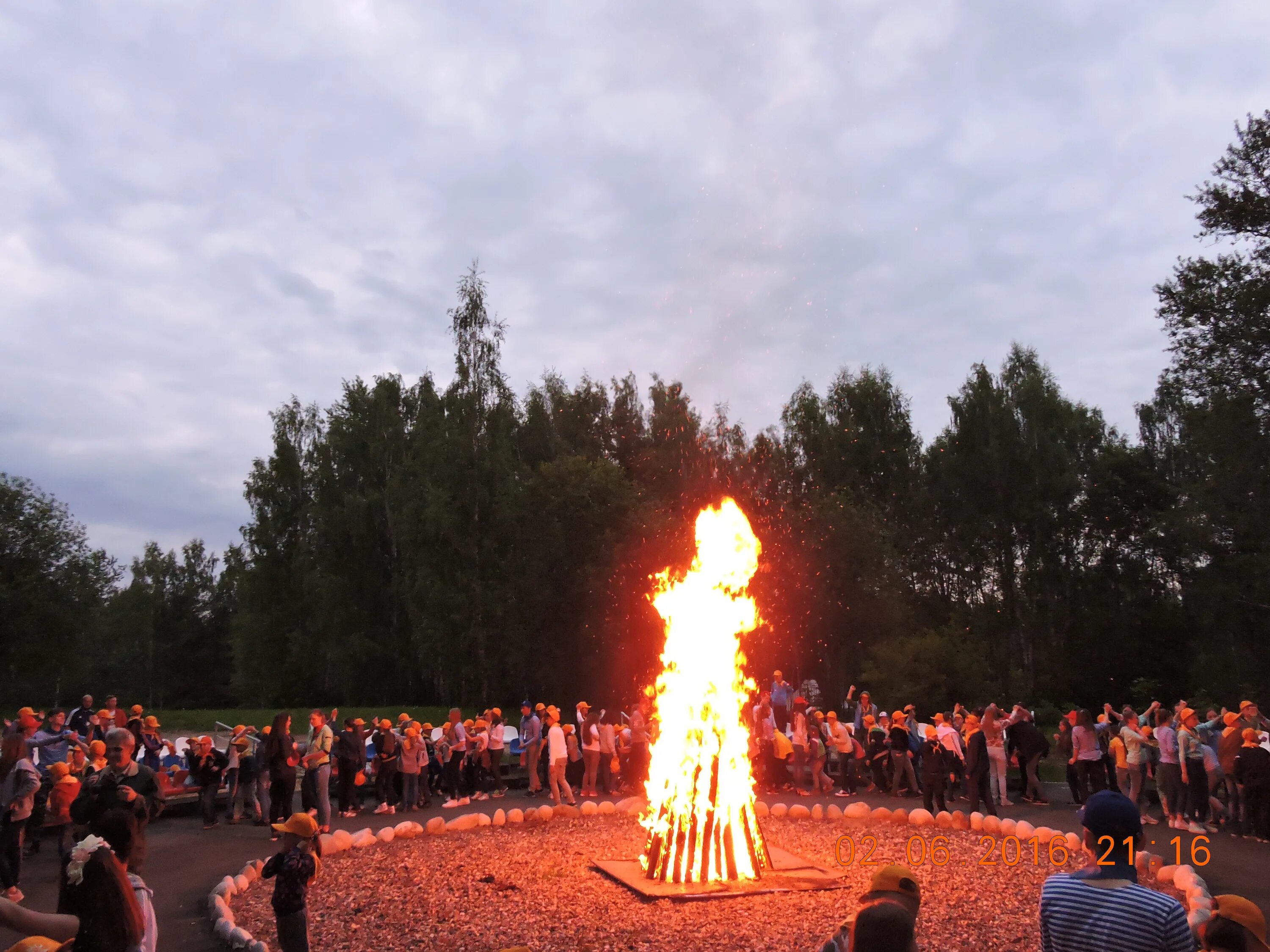 небольшой костер. вечеринка в лесу ночью. лагерный костер. костер. искры костра.