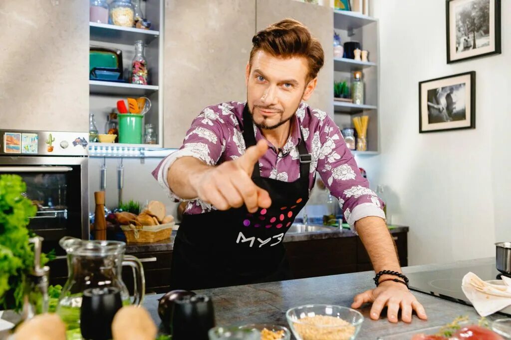 Разыграев ведущий муз. Дмитрий масленников 2022. Андрей бедняков мариуполь. Ведущий программы поехали на пятнице. Еда я люблю тебя ведущие.