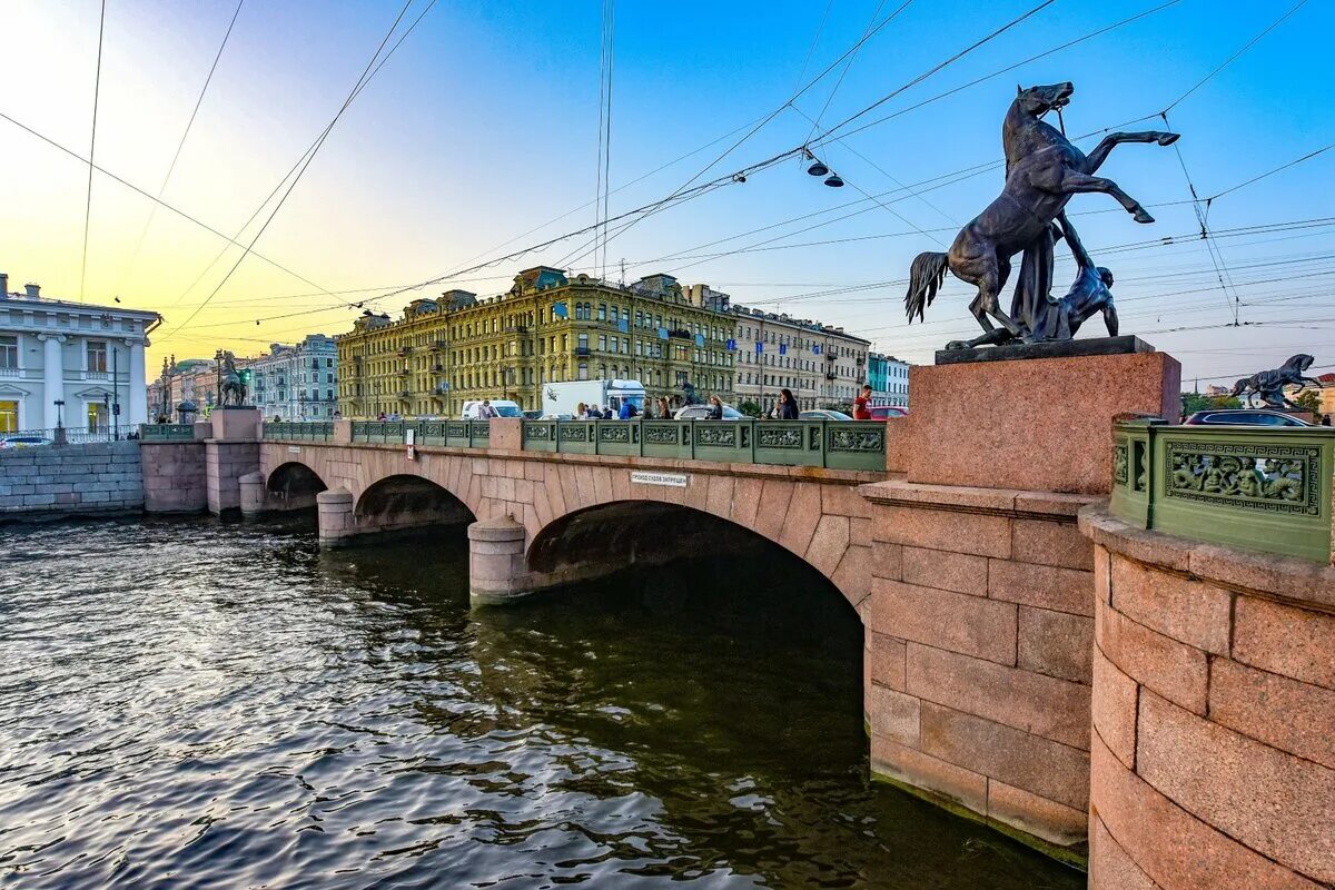 Аничков мост через какую реку. Аничков мост в Санкт-Петербурге. Зелёный мост Санкт-Петербург. Питер Аничков мост. Петербург летом мосты Аничков.