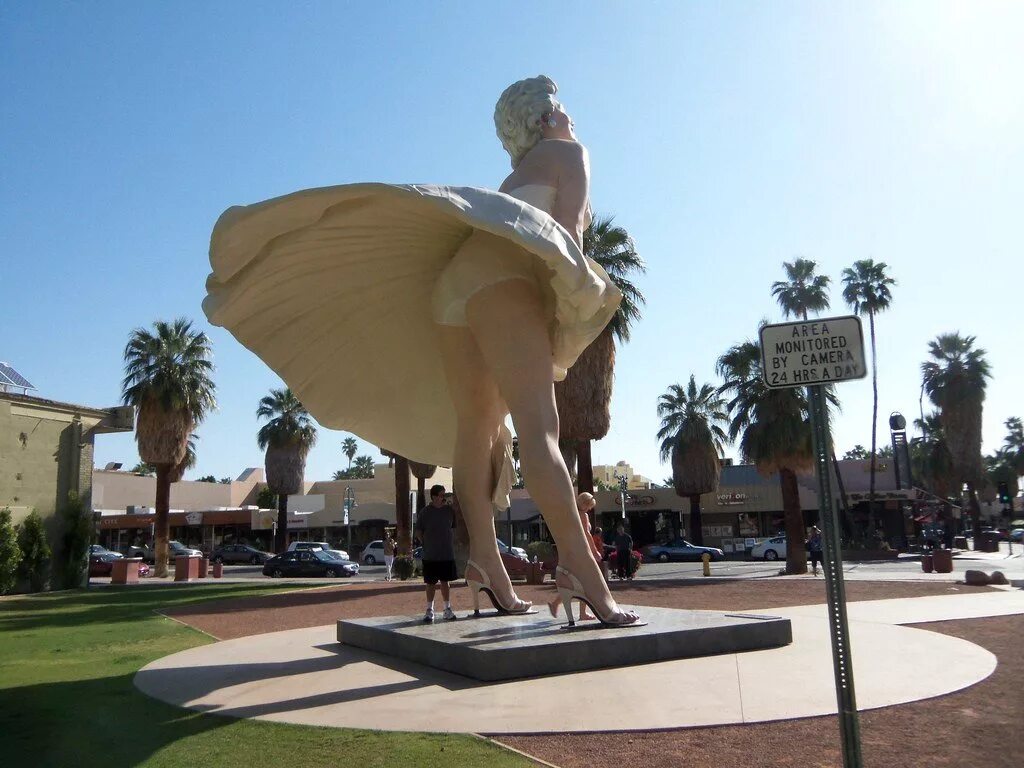 Статуя мэрилин монро в чикаго. Статуя мерлин в чикаго. Статуя мэрилин монро в чикаго. Памятник мэрилин монро в чикаго. Памятник монро.