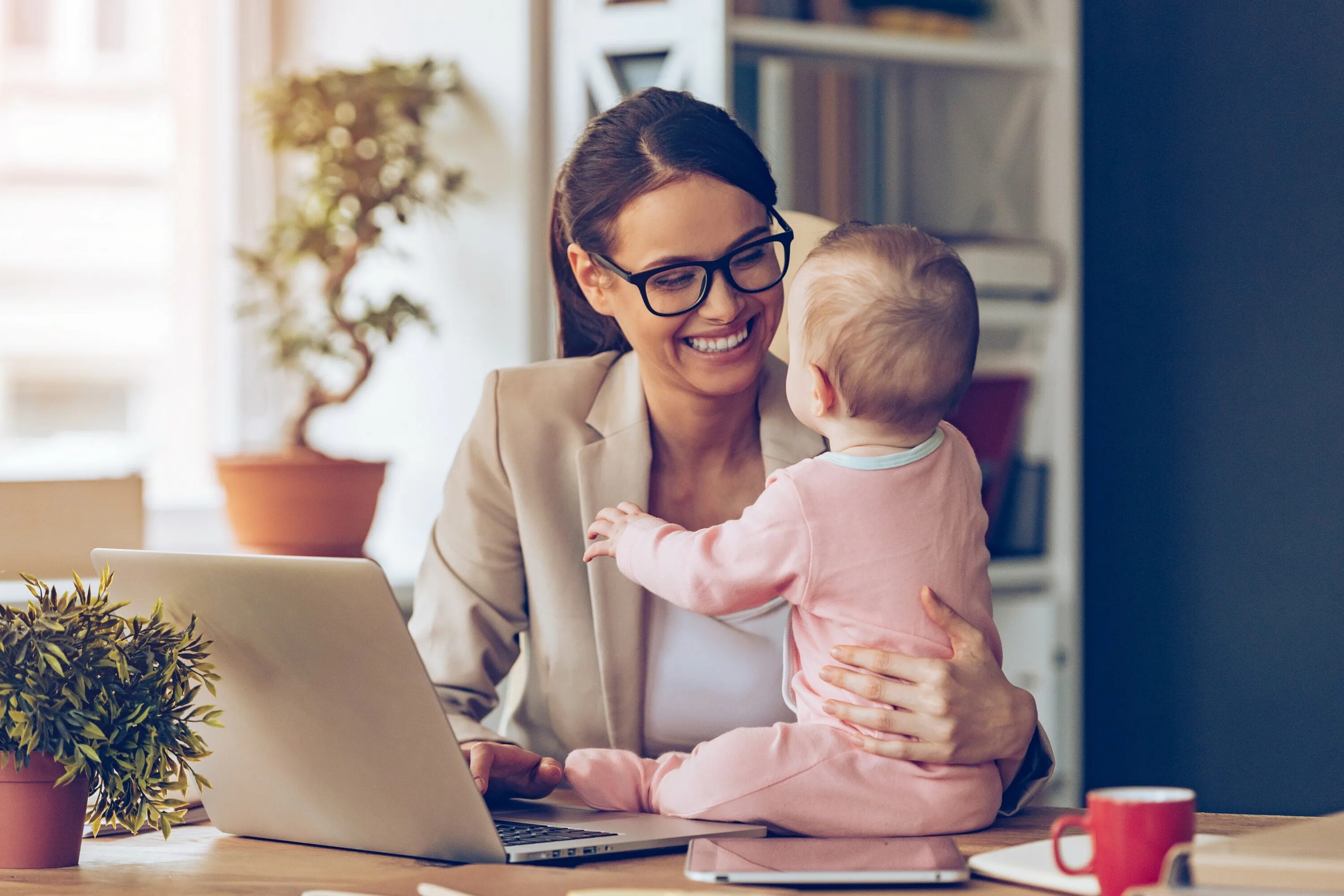 Do your mother work. Деловая женщина с ребенком. Современная женщина с детьми. Успешная женщина с детьми. Женщина в декрете.